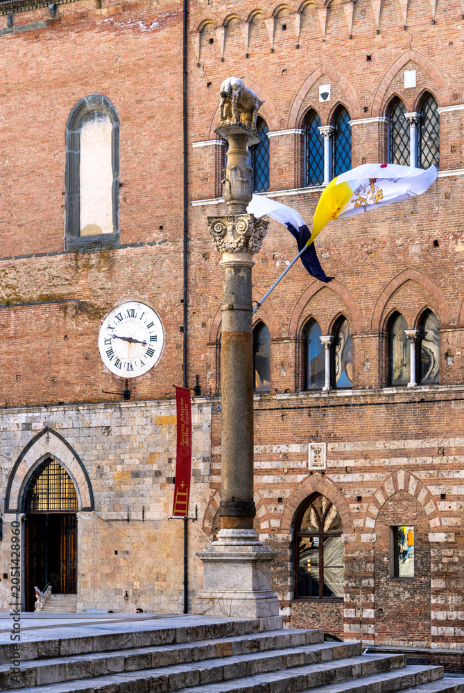 Obraz premium Das Complesso Museale Santa Maria della Scala am Piazza del Duomo, Siena, Toskana, Italien