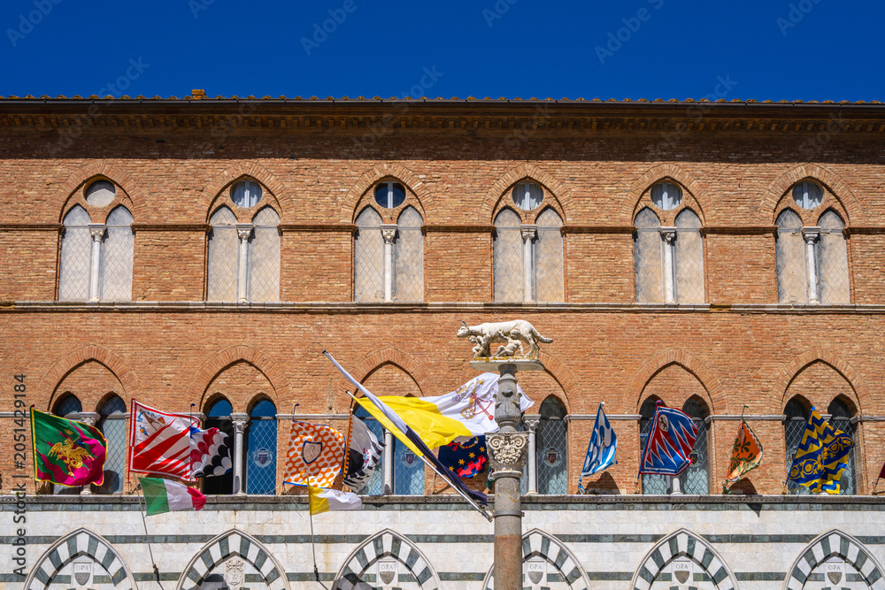 Naklejka premium Das Complesso Museale Santa Maria della Scala am Piazza del Duomo, Siena, Toskana, Italien