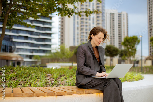 Business woman working on l...