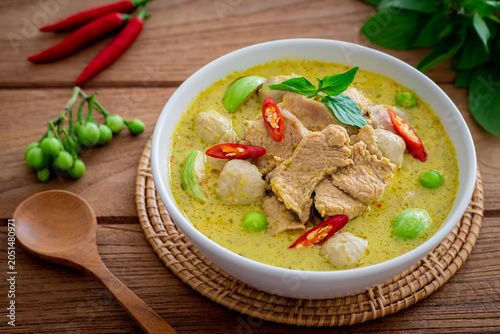Thai green curry with pork and pork meatballs in white bowl (Kaeng Keaw Wan)