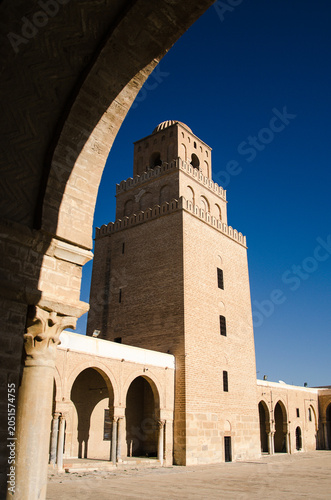 Obraz na plátně The ancient minaret and courtyard of the Great Mosque of Kairouan under a clear