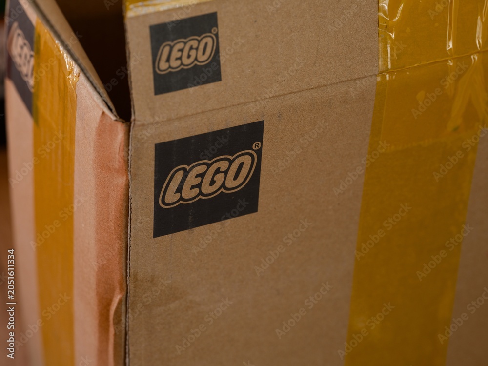 Obraz premium Tambov, Russian Federation - June 03, 2026 A close-up shot of a cardboard box featuring the printed black Lego logo and sealed with yellow adhesive tape.