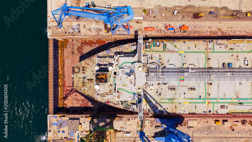 фотографія Large oil tanker ship docked for repairs and maintenance, showcasing the industr