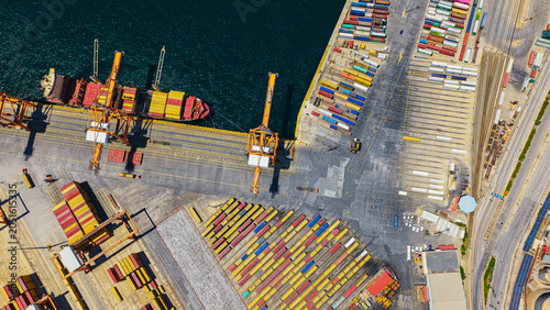 Canvastavla Aerial view of a global logistics hub with a massive container ship being loaded