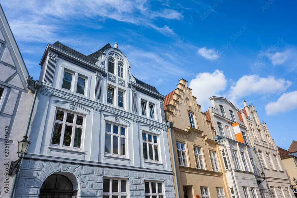 Fototapeta premium Historische Stadthäuser mit dekorativen Giebeln in Wismar
