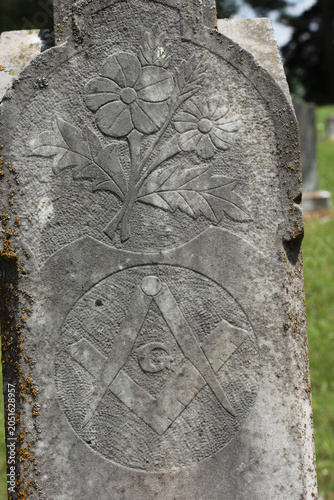 Quadro su tela Historic Headstone With Flower and Mason Symbol in Rural East TX Cemetery