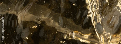 Panel kuchenny z motywem Water flows over dark surface and creates bubbles under bright light