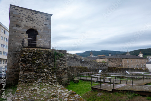 The Porta do Valado in Viveiro, Galicia, a Romanesque gate that was part of the medieval walled enclosure. Next to the gate are archaeological remains showing the ancient walls and medieval dwellings.