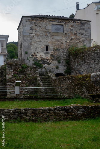 The Porta do Valado in Viveiro, Galicia, a Romanesque gate that was part of the medieval walled enclosure. Next to the gate are archaeological remains showing the ancient walls and medieval dwellings.