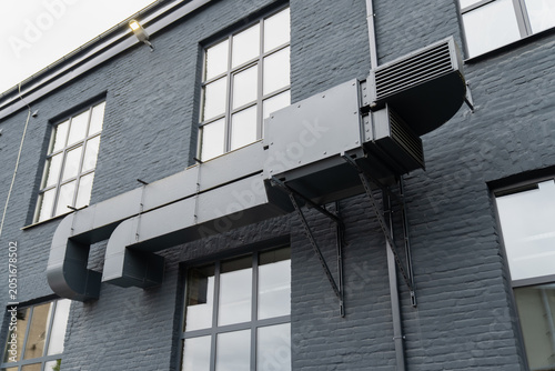 Foto Heavy duty climate control air ducts and filtration boxes attached with metal br