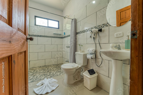 Foto Clean modern bathroom interior design with shower and sink
