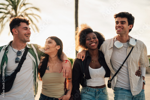 Foto Diverse young friends walking together, embracing happiness and unity during sun