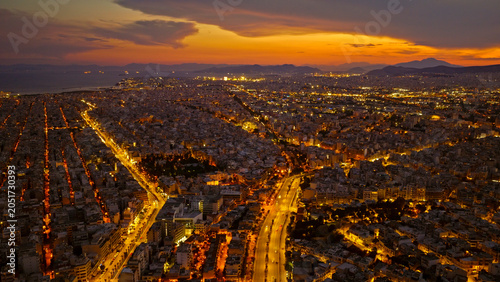 Foto Aerial view highlighting the sprawling urban landscape of athens, greece, with c