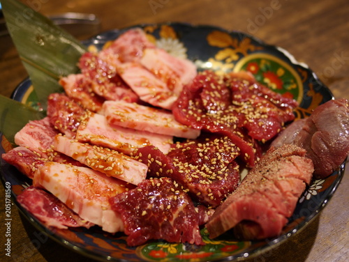 美しく盛り付けられた霜降り和牛焼肉を上から撮影した贅沢な肉料理
