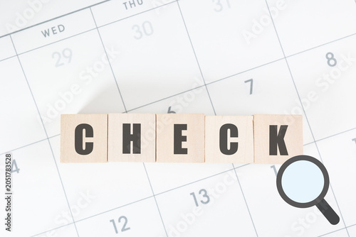 カレンダーとCHECKの文字。予定確認と虫眼鏡のビジネスイメージ。スケジュール管理