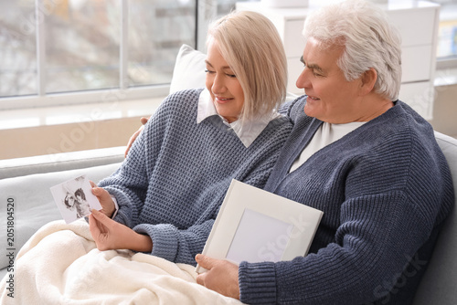 Senior couple with photo an...