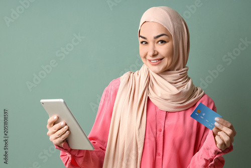Muslim woman with credit ca...