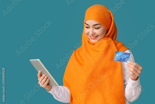 Muslim woman with credit ca...