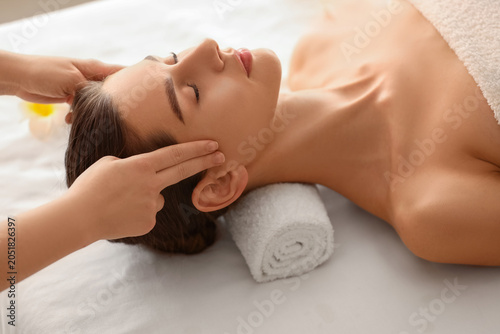 Young woman getting head ma...