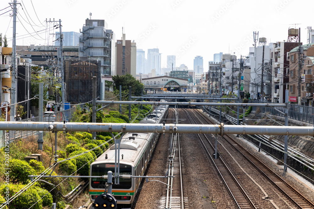 Fototapeta premium 街中にある線路の風景(東京都豊島区)