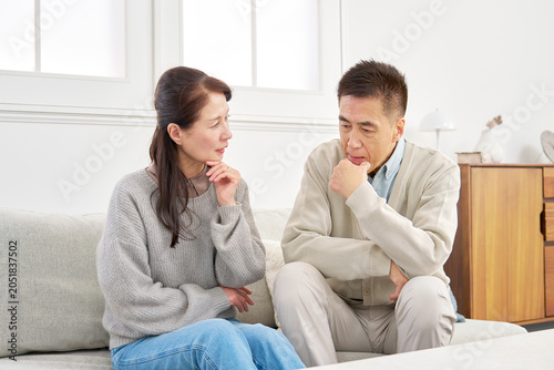 Foto 悩むシニアの夫婦　リビング