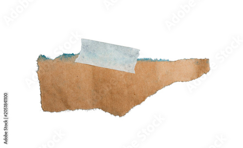 Fragmento de papel kraft rasgado sujeto con cinta adhesiva aislado sobre fondo negro