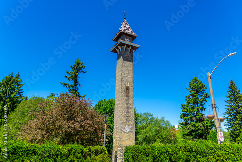 Φωτογραφία Shakespearean Gardens Tower in Stratford, Ontario, a distinctive 1930s landmark within the renowned gardens celebrating Shakespearean heritage and theatrical culture