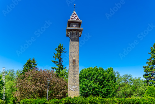 Fotografie Shakespearean Gardens Tower in Stratford, Ontario, a distinctive 1930s landmark within the renowned gardens celebrating Shakespearean heritage and theatrical culture