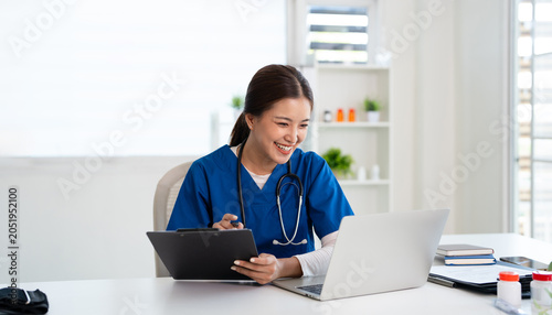 Photos professional  doctor using laptop computer in hospital office watching medical