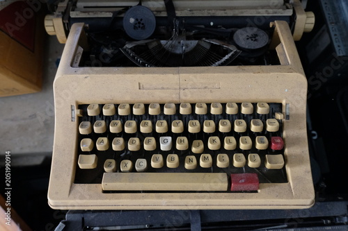 Obraz na plátne Vintage dusty beige typewriter with QWERTY keyboard layout, top view close-up