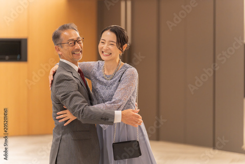Konstfotografi ハグをするフォーマルな中高年夫婦