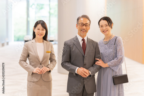 Canvastavla フォーマルな中高年夫婦とスタッフ