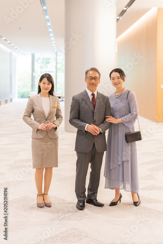 Konstfotografi フォーマルな中高年夫婦とスタッフ