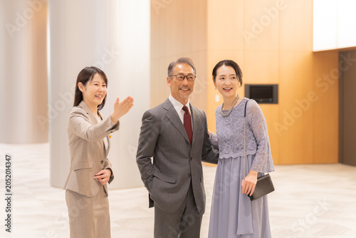 Konstfotografi フォーマルな中高年夫婦とスタッフ