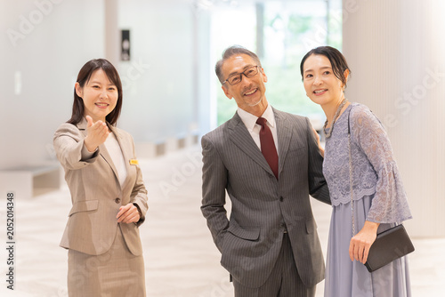 Konstfotografi フォーマルな中高年夫婦とスタッフ