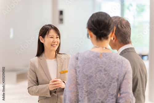 Konstfotografi フォーマルな中高年夫婦とスタッフ