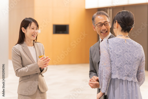 Konstfotografi フォーマルな中高年夫婦とスタッフ