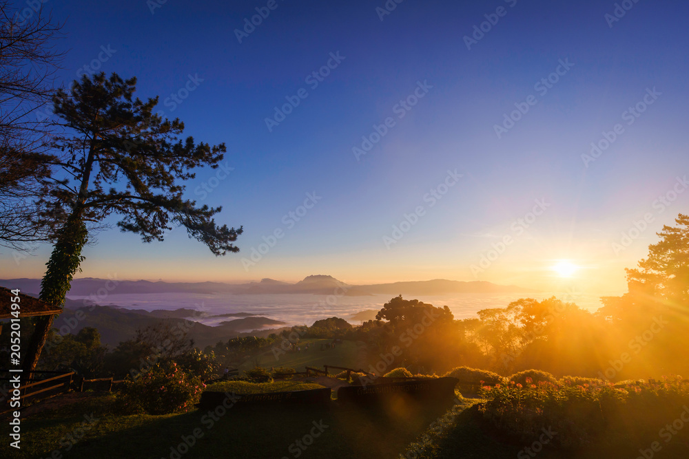 Obraz premium Majestic Doi Luang Chiang Dao Mountain with Sea of Mist. Huai Nam Dang National Park, Chiang Mai, Thailand.