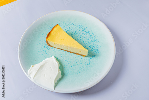 Cuadro en lienzo Delightful slice of creamy cheesecake served with a generous dollop of fresh cre