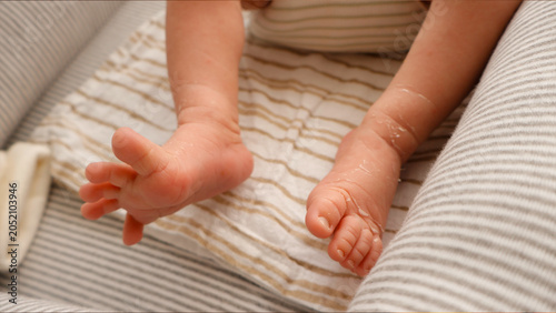 фотографія Newborn baby feet resting on soft striped bedding, tiny toes and heels in warm n