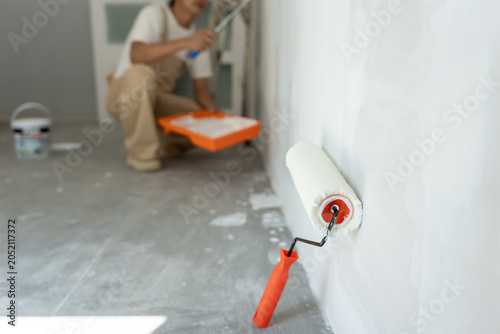 Bild auf Leinwand painter man, brush in hand for products to restore and paint the wall, indoor th