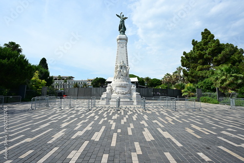 Quadro em tela Centenary monument on the Promenade De Anglais at Nice in France.
