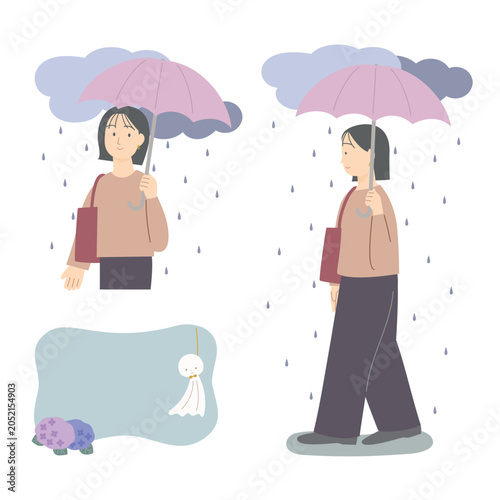 雨の中を傘をさして歩く笑顔の女性