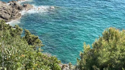 Mare azzurro con macchia mediterranea