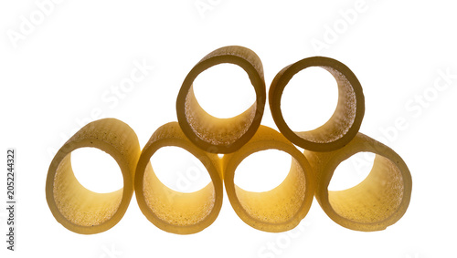 Foto Rigatoni pasta tubes arranged in a cluster