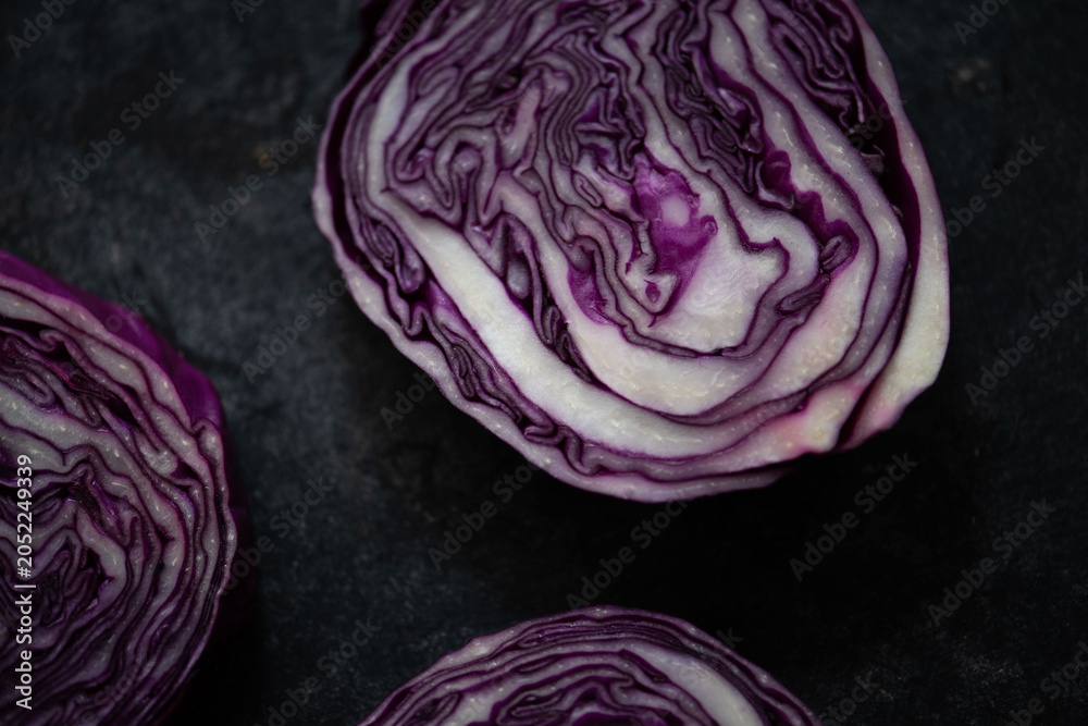 Obraz premium Vibrant sliced purple cabbage texture.