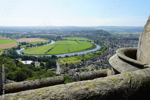 Quadro su tela View over the town of Stirling and the River Forth from the monument to William Wallace, Stirling, Scotland
