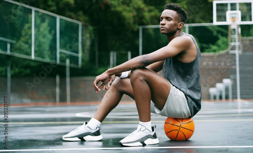 Foto Thinking, break or black man on basketball court with ball, fitness fatigue or goal mindset in weekend match
