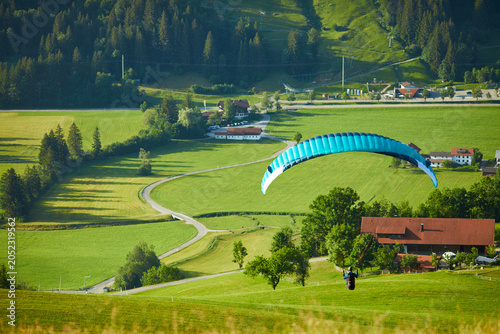 Fotografie Solo Paraglider Enjoying a Breathtaking Mountain View