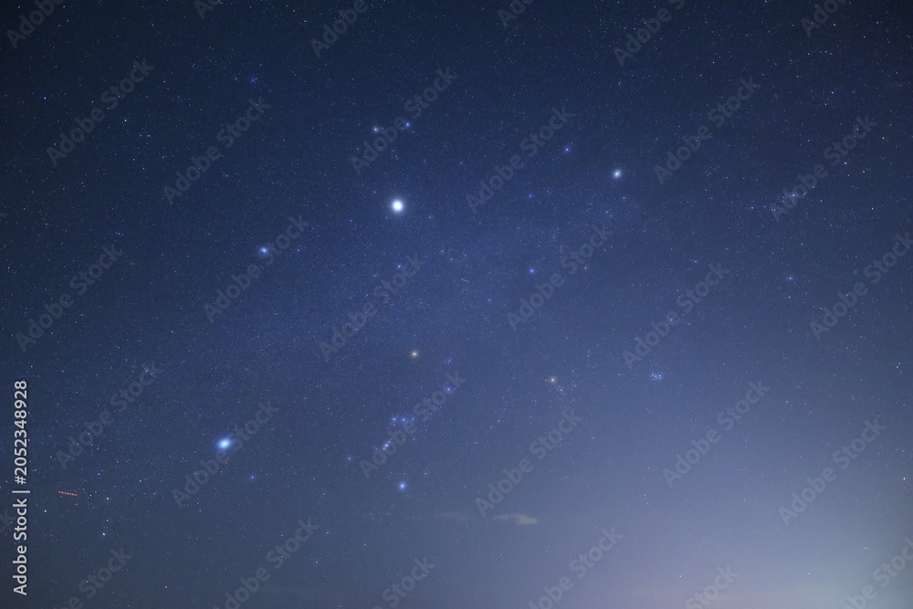 Obraz premium Constellationsand Milky Way stars on a dark countryside skies.